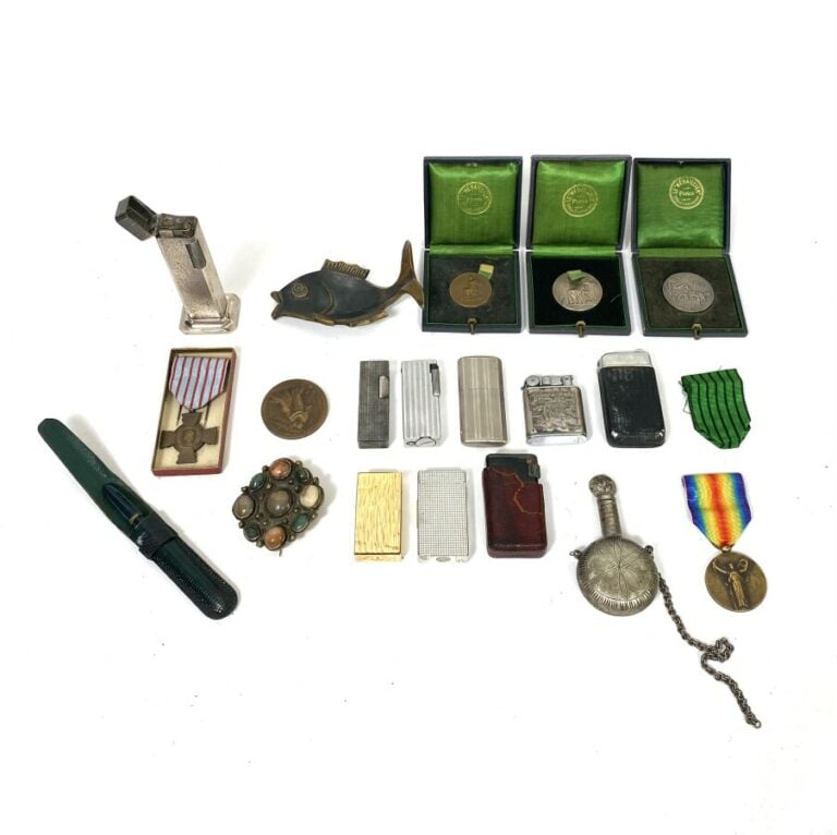 Coffret contenant divers briquets, gravure "grenadiers", décorations et médaill…