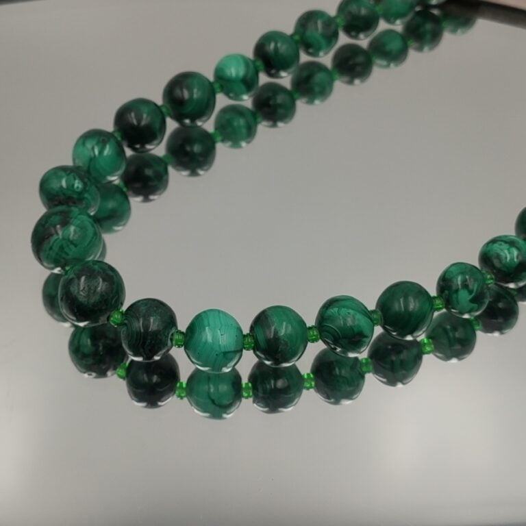 COLLIER composé d'un rang de perles de malachite alternées de petites perles ve…