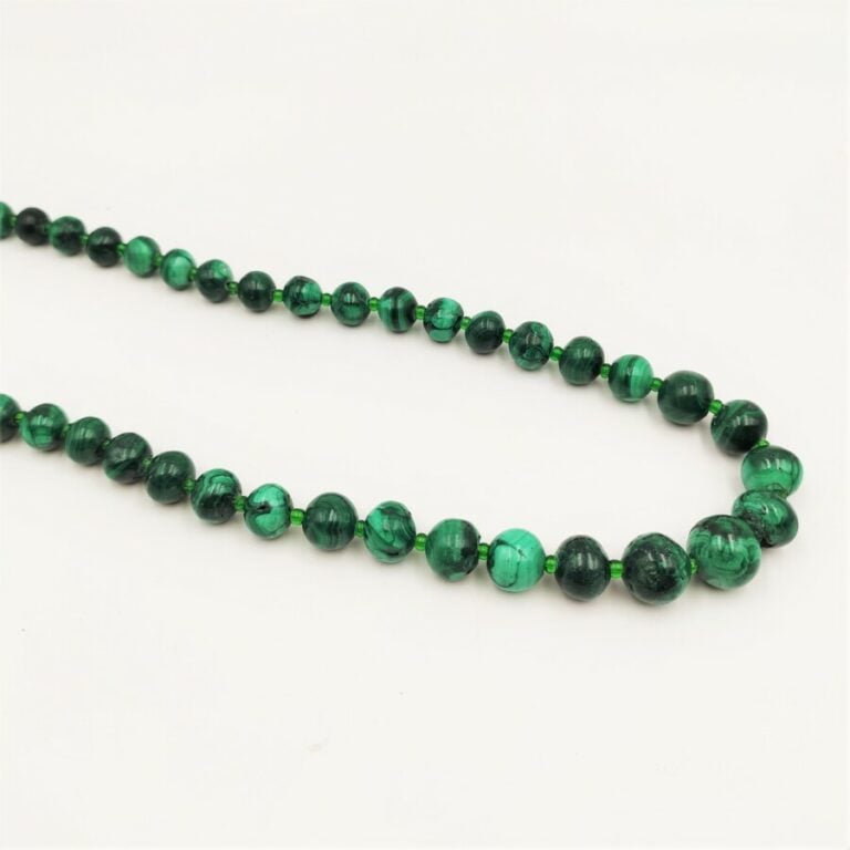 COLLIER composé d'un rang de perles de malachite alternées de petites perles ve…