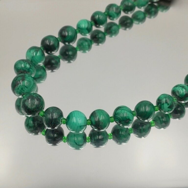 COLLIER composé d'un rang de perles de malachite alternées de petites perles ve…