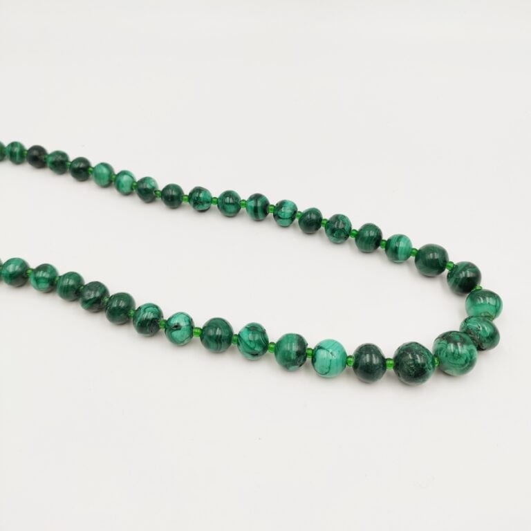 COLLIER composé d'un rang de perles de malachite alternées de petites perles ve…