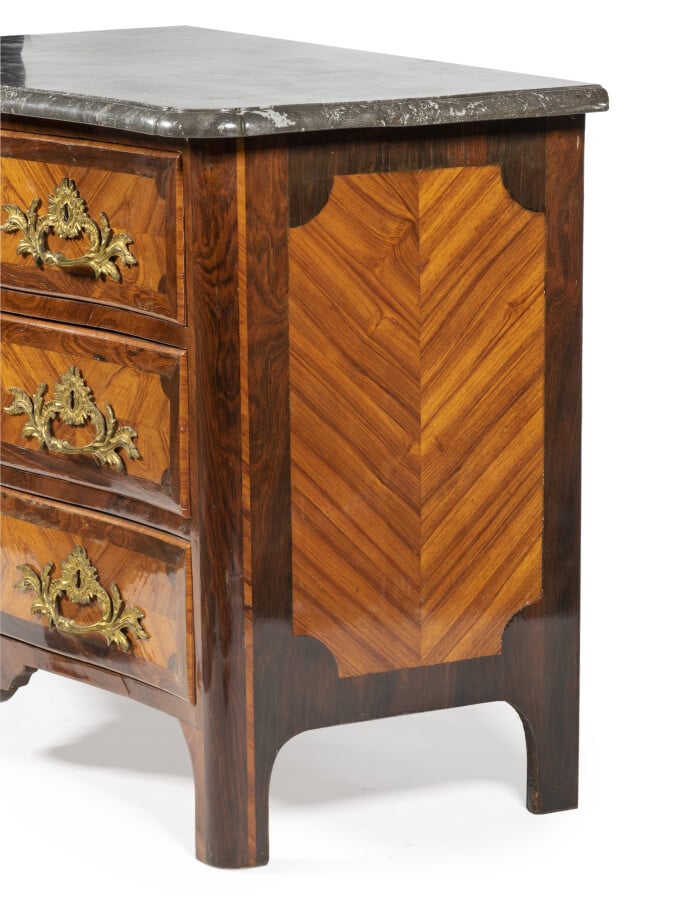 Commode en bois de placage marqueté en feuilles dans des filets d'encadrement à…