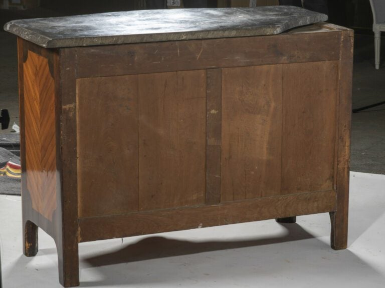 Commode en bois de placage marqueté en feuilles dans des filets d'encadrement à…