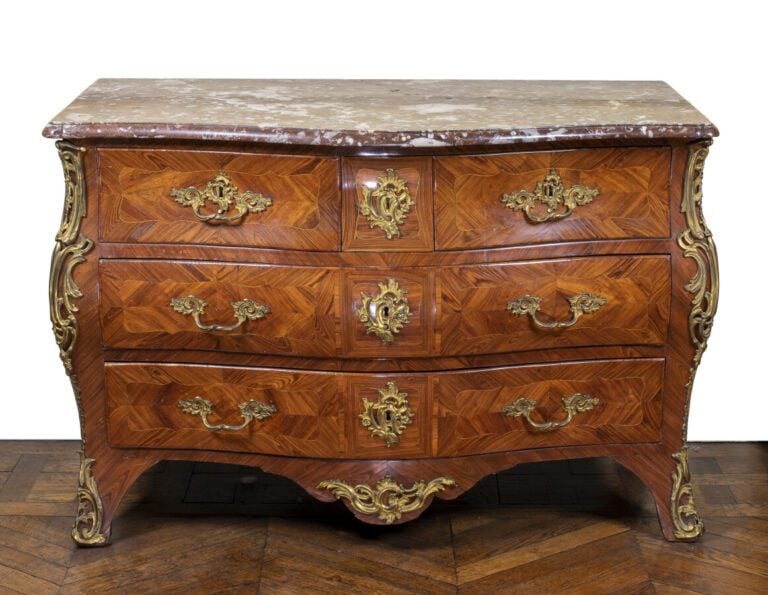 Commode marquetée en quartefeuilles de bois de rose dans des encadrements en fr…