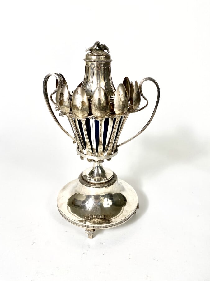 Confiturier en argent formé d'un vase couvert ajouré à piédouche à deux anses e…
