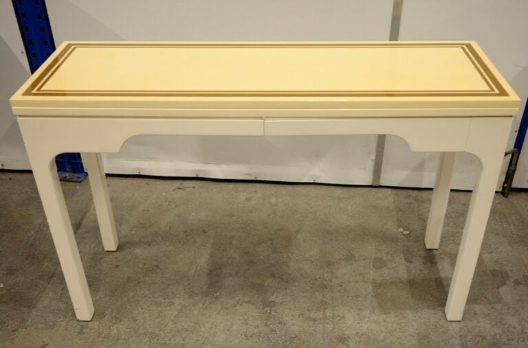 Console rectangulaire en bois laqué blanc ; le plateau à large encadrement de f…
