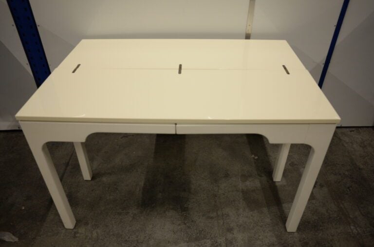 Console rectangulaire en bois laqué blanc ; le plateau à large encadrement de f…
