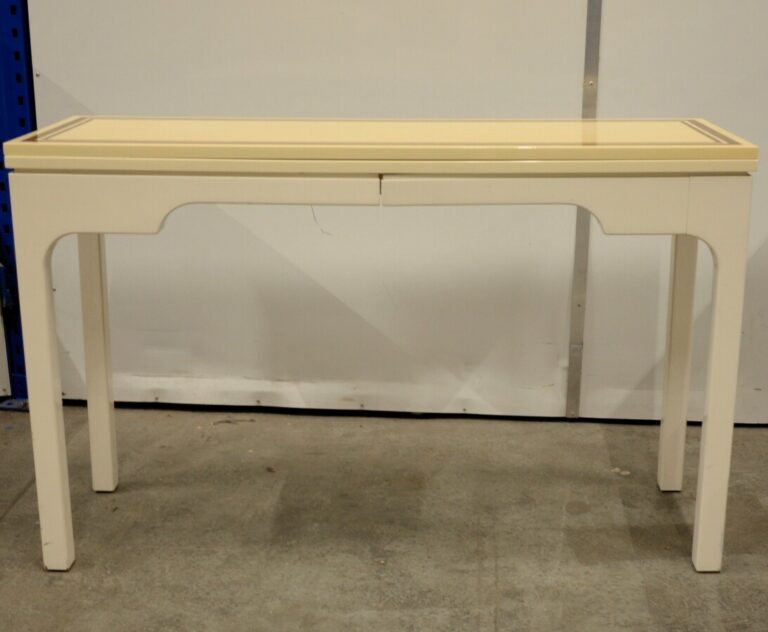 Console rectangulaire en bois laqué blanc ; le plateau à large encadrement de f…