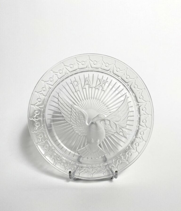 CRISTAL d'ALBRET. Assiette "Pax". Diamètre : 22.5 cm