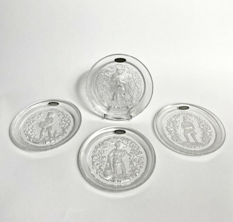 CRISTAL D'ALBRET. Ensemble de 4 assiettes "Saisons" . Diamètre : 20.5 cm