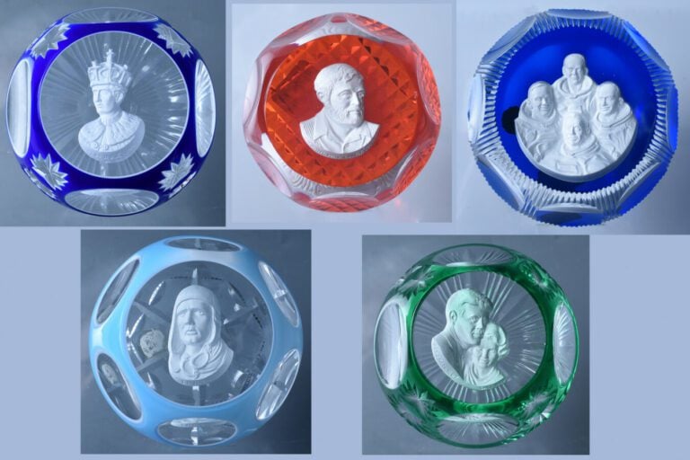 Cristal d'Albret.Lot de cinq presse-papiers à motif de cristallo-cérame : - 1°/…