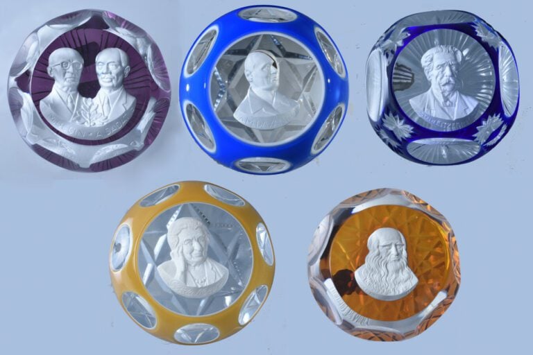 Cristal d'Albret.Lot de cinq presse-papiers à motif de cristallo-cérame : - 1°/…