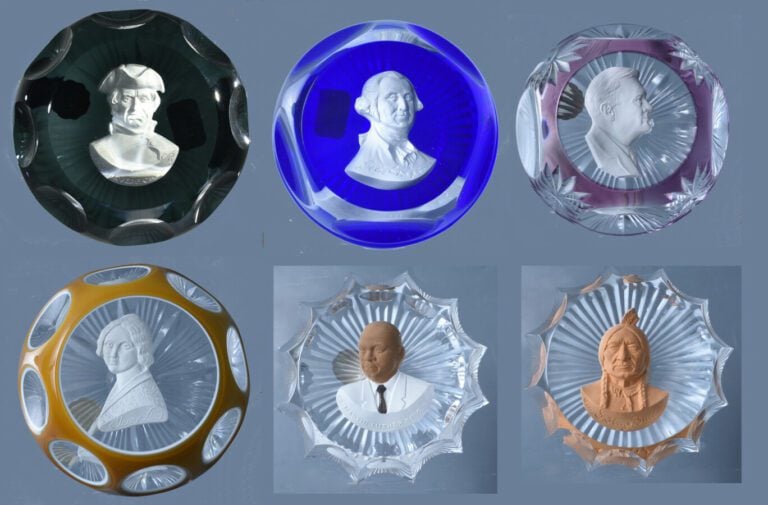 Cristal d'Albret.Lot de six presse-papiers à motif de cristallo-cérame : - 1°/…