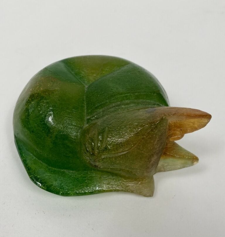 DAUM. Chat en pâte de verre.