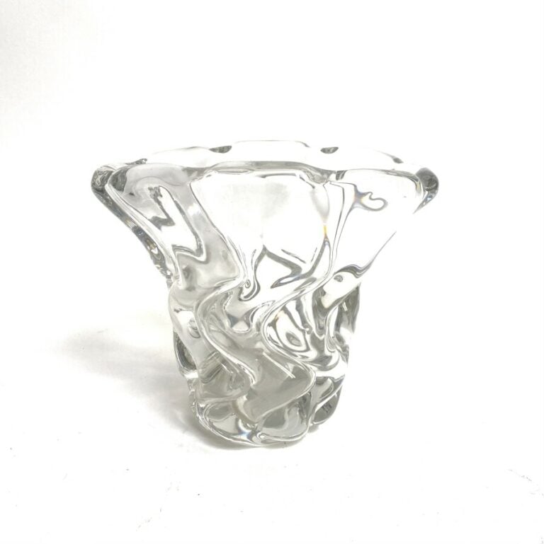 DAUM. Vase en cristal transparent de forme mouvementée évoquant l'eau. Signé. H…