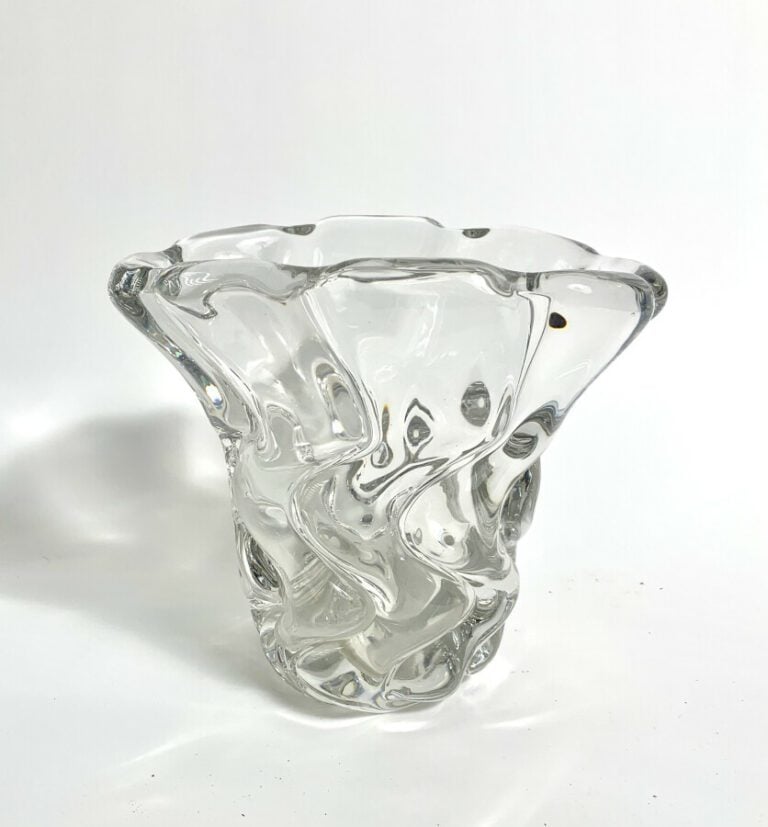 DAUM. Vase en cristal transparent de forme mouvementée évoquant l'eau. Signé. H…