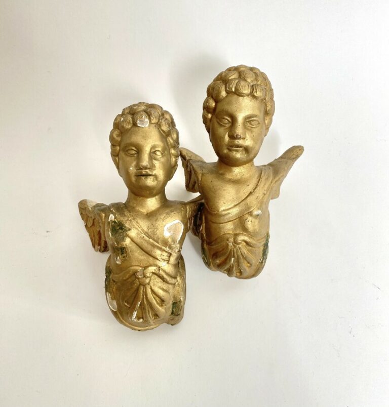 Deux angelots d'applique en bois doré (accidents