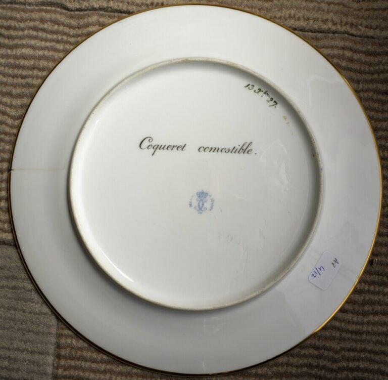 Deux assiettes du service de la duchesse de Berry, décor polychrome de fruits d…