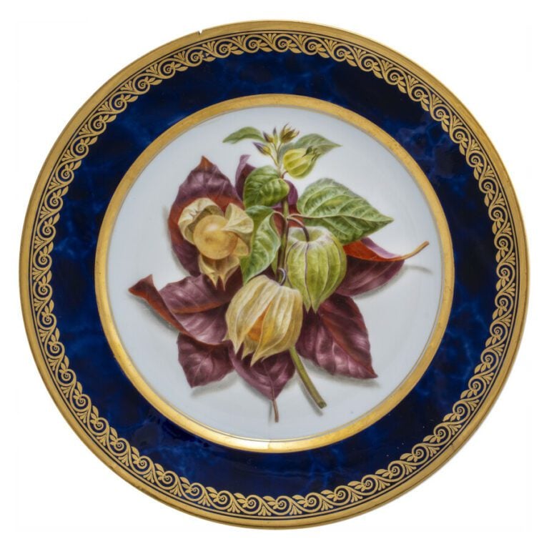 Deux assiettes du service de la duchesse de Berry, décor polychrome de fruits d…