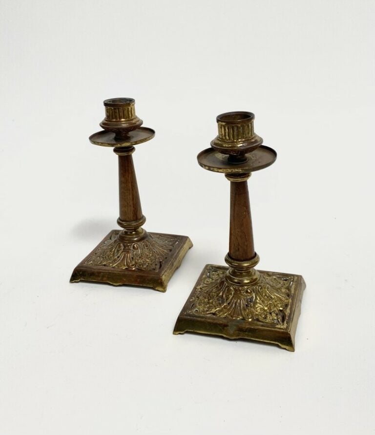 Deux bougeoirs en cuivre et bois.Haut. : 16 cm