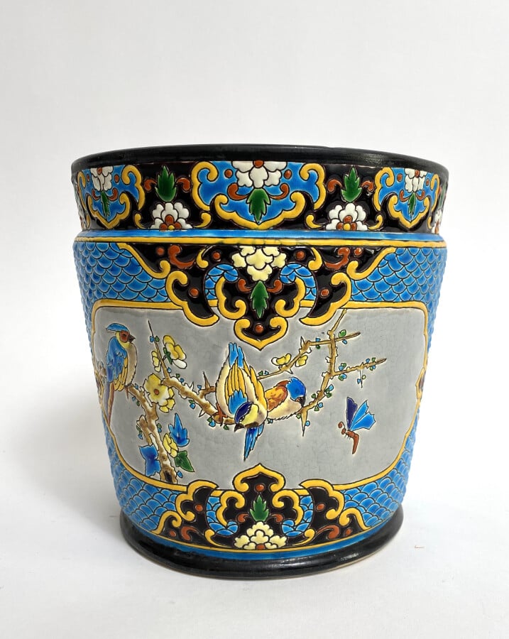 Deux cache-pots cylindriques à décor émaillé de martins -pêcheurs dans un paysa…