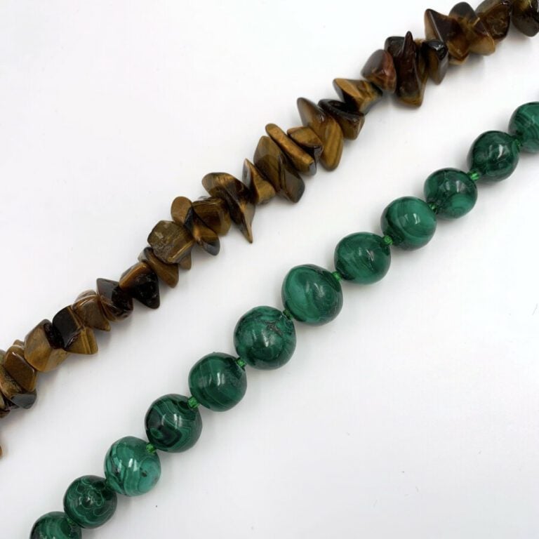 Deux COLLIERS composé: - d'un rang de quartz-oeil-de-tigre. Long. : 48,5 cm. -…
