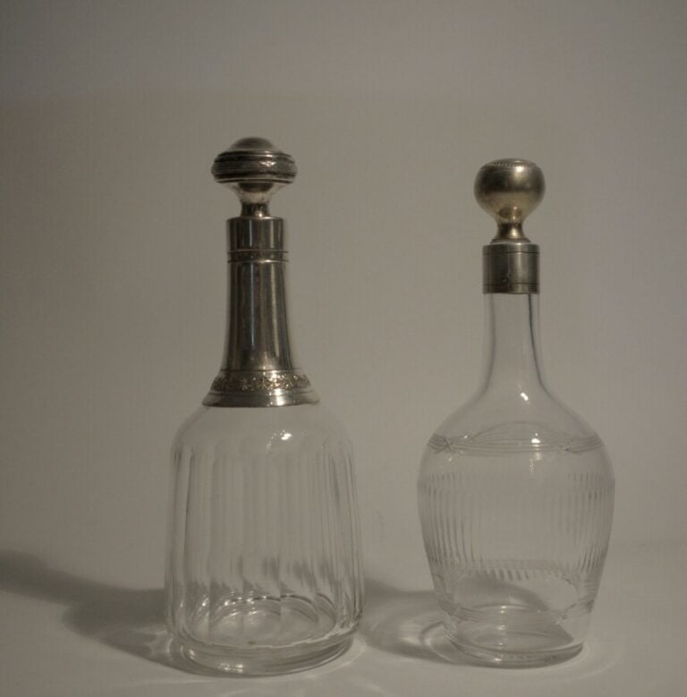 Deux flacons - 1°/ Un flacon en demi-cristal taillé à côtes, le col et le bouch…