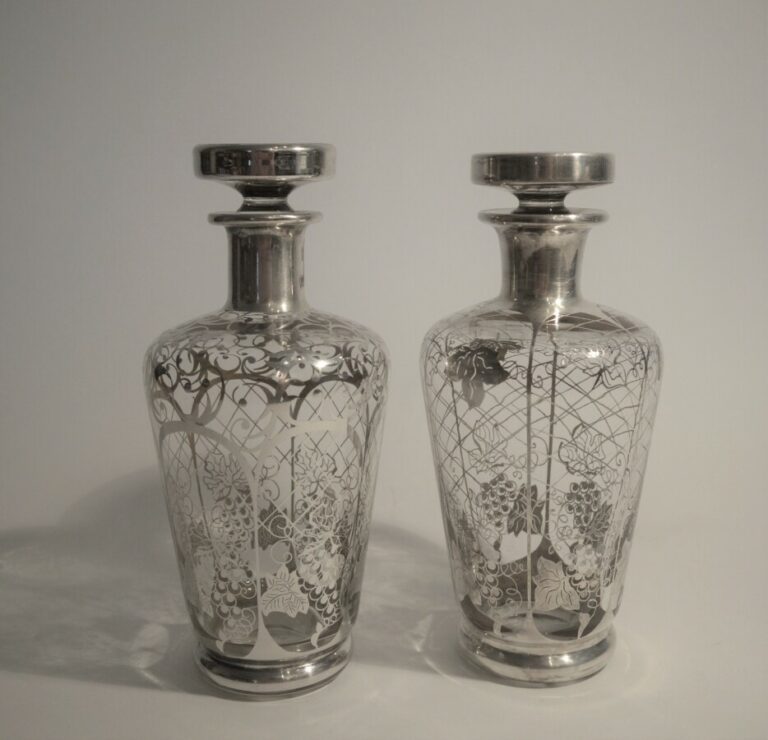 Deux flacons à cognac en verre à décor de résilles argentées à motif de pampres…