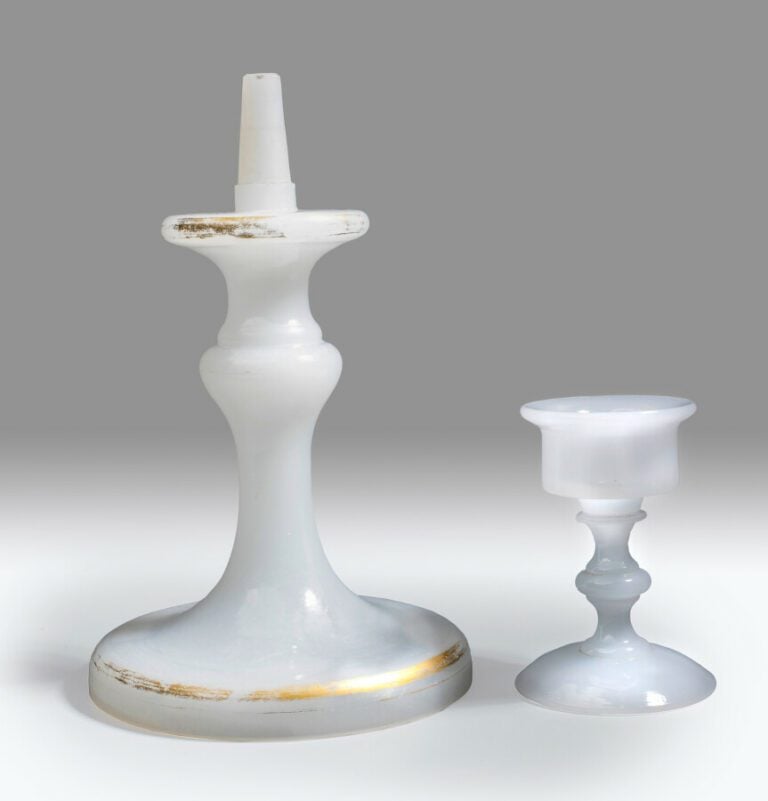 Deux opalines pâte de riz d'époque Napoléon III : - 1°/Pique-cierge. Haut.24 cm…