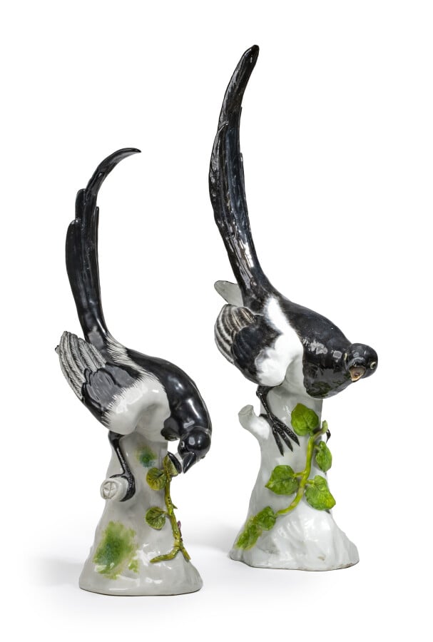 Deux pies sur une branche. - Deux sujets en porcelaine polychrome dans le goût…