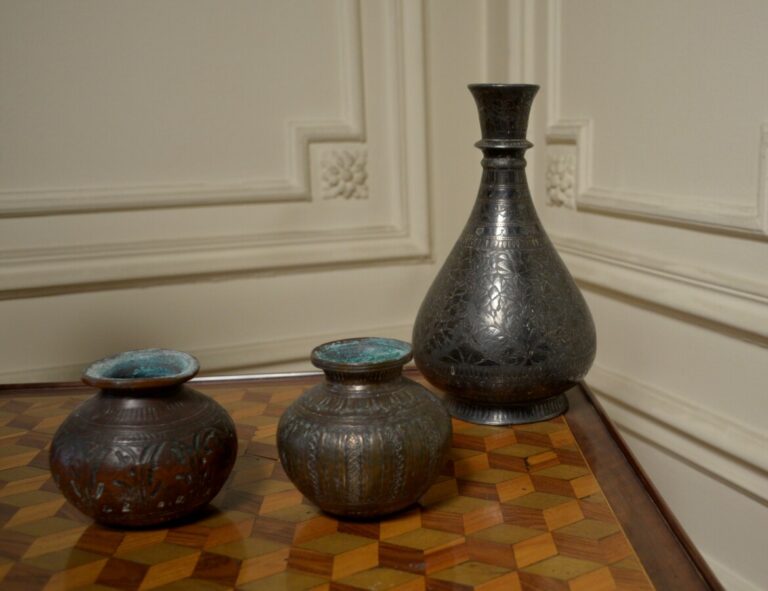 Deux vases globulaires en bronze à décor oriental - Haut : 8 cm