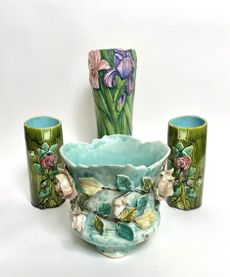 Deux vases rouleaux en céramique polychrome simulant des roseaux à décor en rel…