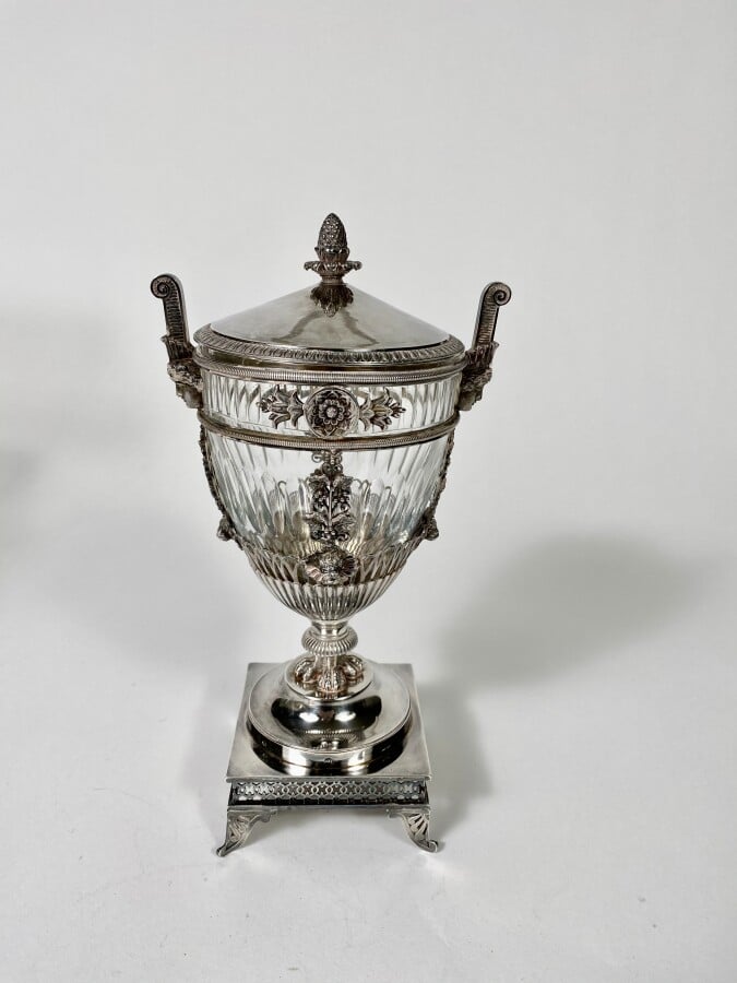 Drageoir en argent (950 millièmes) à décor de têtes à l'antique, mascarons, muf…