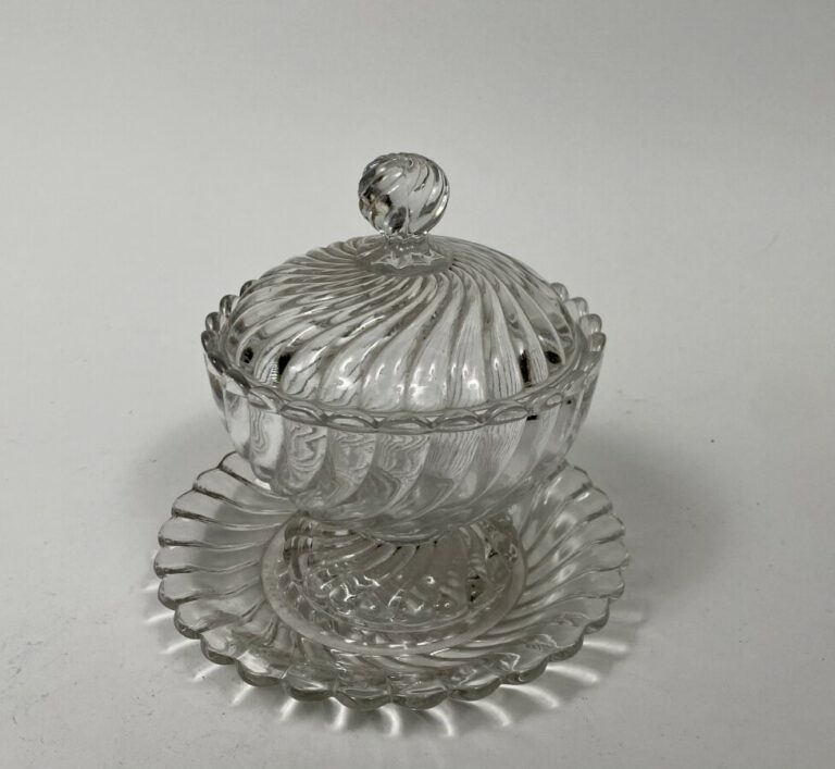 Drageoir en cristal , XIXème siècle. On joint un flacon factice Bel-Ami Hermes…