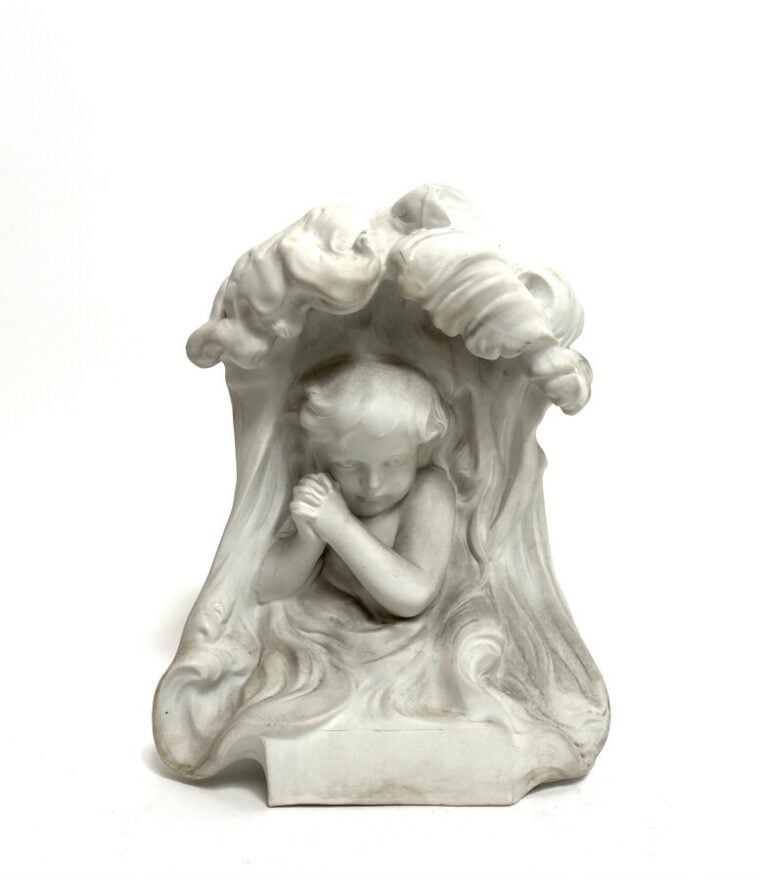 Enfant en prière dans une nuée. - Biscuit - Hauteur : 28 cm