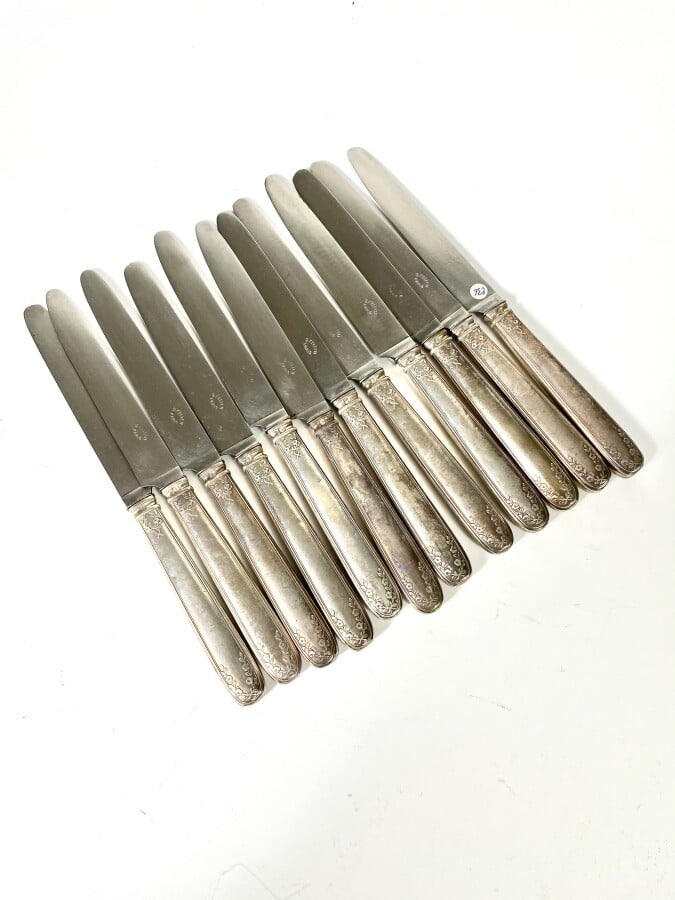 Ensemble de 12 couteaux, les manches en argent fourré (950 millièmes) à décor d…