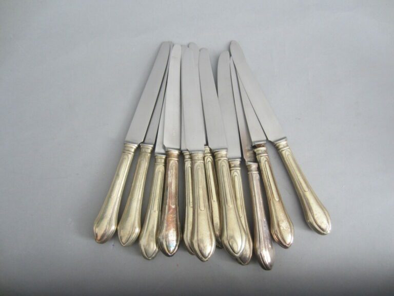 Ensemble de 12 grands couteaux de table, les manches en métal argenté, les lame…