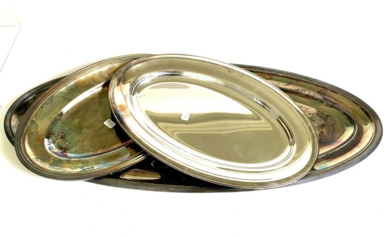 Ensemble de deux plats ovales en métal argenté à bordure filets (40 et 80 cm).…