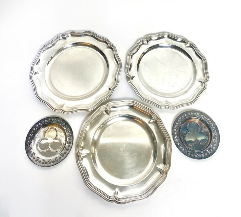 Ensemble de trois plats ronds en métal argenté à contours, bordure de filets fo…