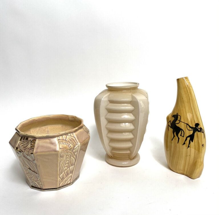 Ensemble de : un cache-pot en céramique rose à décor de fleurs stylisées , un v…