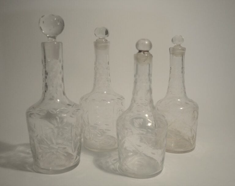 Est de la France. Quatre flacons en verre taillé à motifs ponctués géométriques…