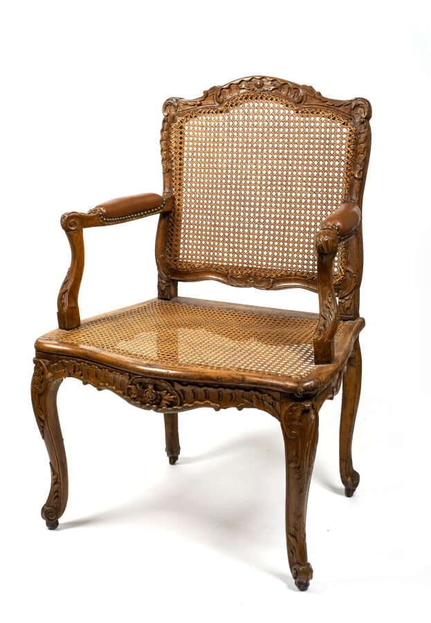 Fauteuil en hêtre naturel mouluré et sculpté à décor de feuilles de tabac et ac…