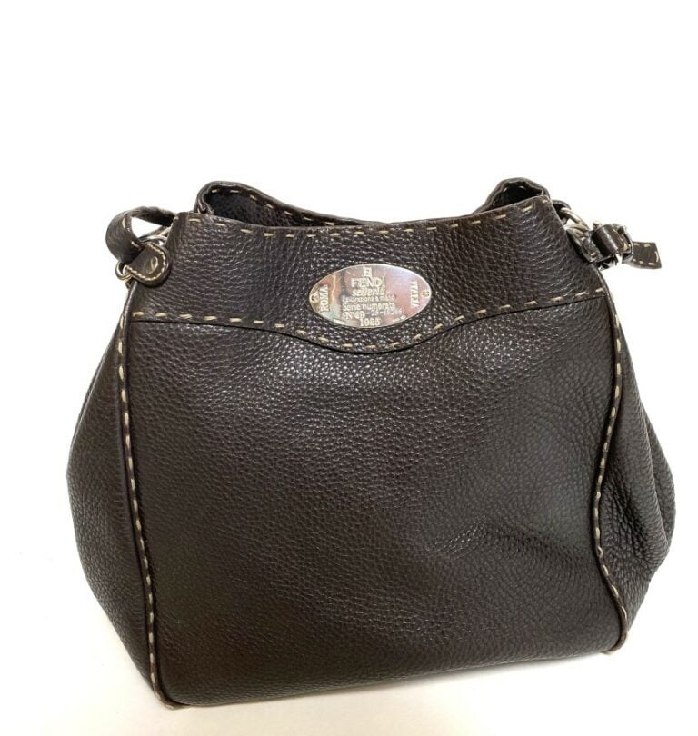 FENDI - Sac à main en cuir grainé marron, plalque de métal, anneaux métal, anse…