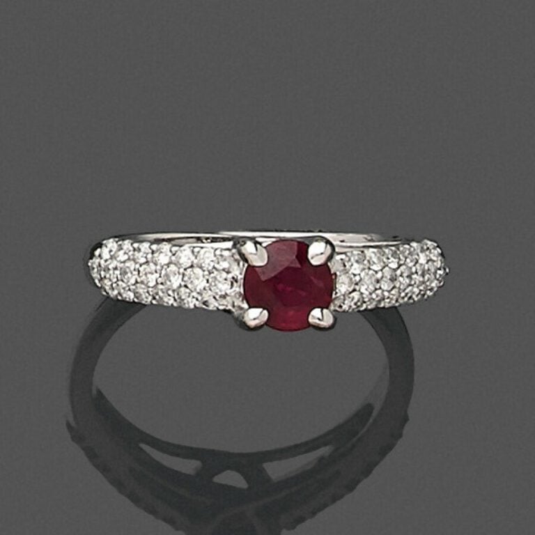 Fine BAGUE « jonc » en or gris (750) centré d'un rubis rond pesant 0,6 carat, é…