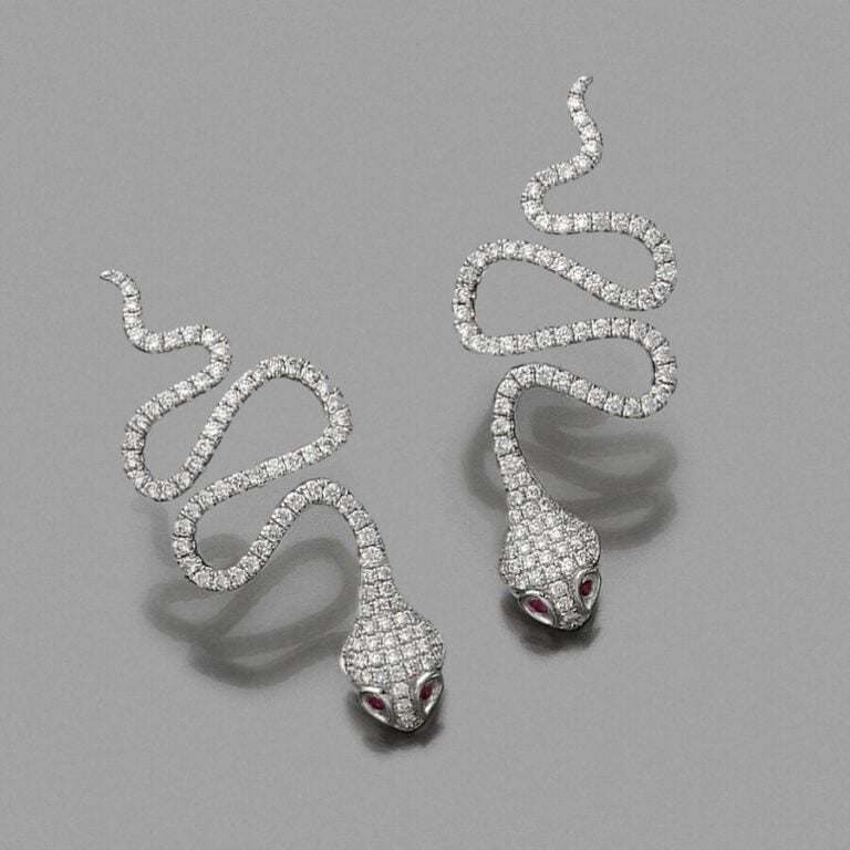 Fine paire de BOUCLES d'OREILLES « serpents » en or gris (750) pavé de diamants…