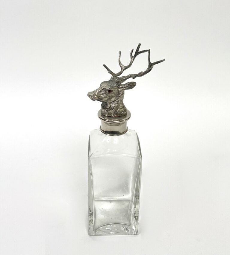 Flacon à alcool à section carrée, le col et le bouchon en forme de tête de cerf…