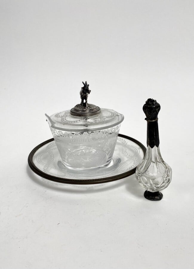 Flacon en cristal, monture accidentée et beurrier en cristal gravé, surmonté d'…