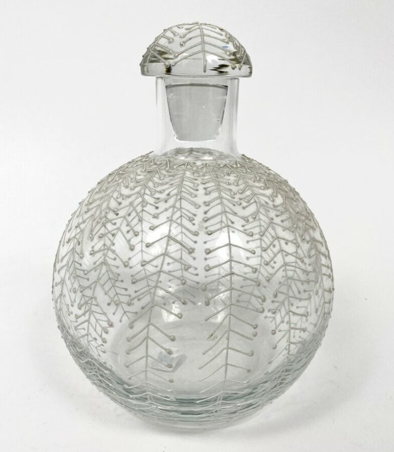 Flacon sphérique et son bouchon en verre à décor de résille de lignes de chevro…