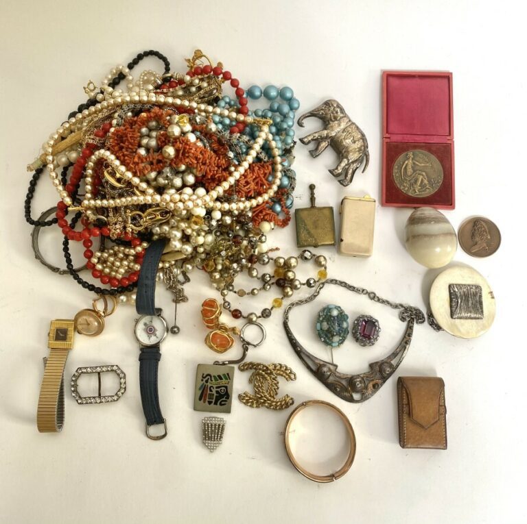 Fort lot de bijoux fantaisie (broches, bracelets, colliers, pendentifs, briquet…