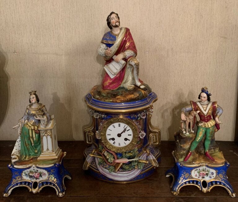 Garniture en Porcelaine de Paris à décor troubadour comprenant une pendule som…